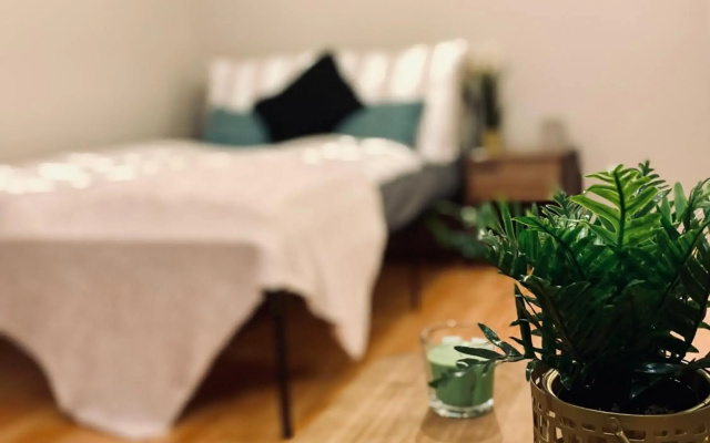 Saniertes Studio mit Balkon, WLAN, Netflix & Küche in City-Nähe