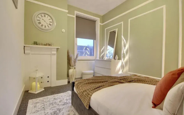 Southsea 5 Bed House - Hot Tub-Sleeps 10
