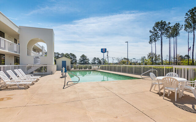 Motel 6 Newnan, GA