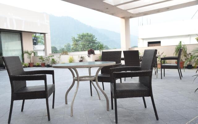 Lemon Park Hotel & Spa, Tehri Pulia,