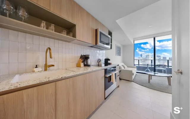Downtown Haven Sleek 1-BR with Vistas