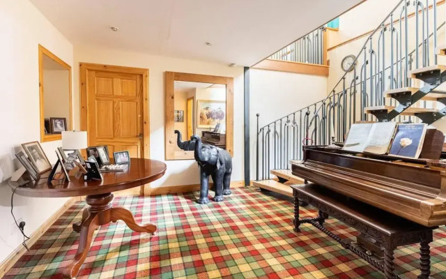 Stunning Luxury Duplex With Hot Tub and Aircon