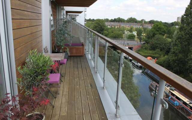 East London 2 Bed Flat With Balcony