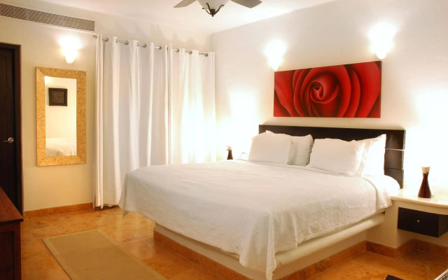 El Taj Oceanfront & Beachside Condo Hotel