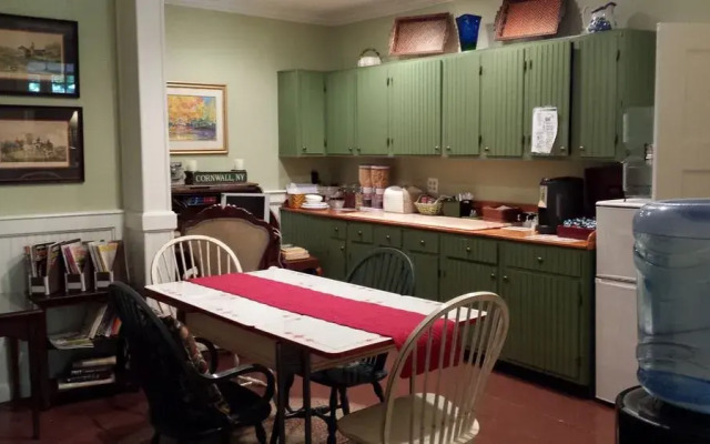 Cromwell Manor Inn