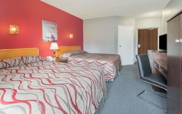 Super 8 Mt Hope Hamilton Intl Arpt ON