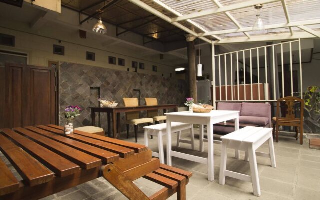 Rumah Asri Bed and Breakfast by RedDoorz