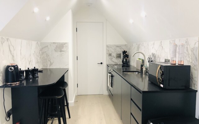 Perfect Holiday Escape - 1 and 2 Bedroom Deluxe Apartments at Liverpool Street