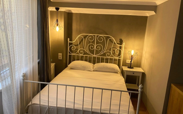 Kinzi House