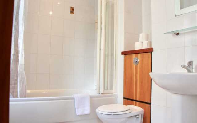 Modern 3 Bedroom Property Near Edinburgh Harbour