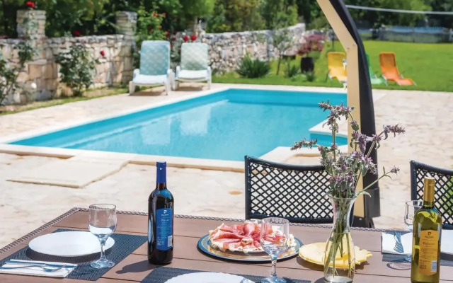 Amazing Home in Lozovac with Hot Tub, WiFi & 4 Bedrooms