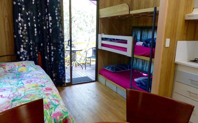 Lake Eacham Tourist Park & Self Contained Cabins – Guest Rooms – Lake Eacham
