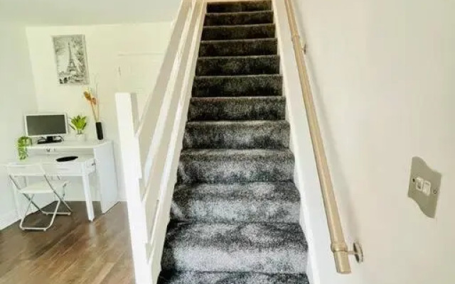 Mayfair Place - Cosy 3 Bedroom House with Free Parking