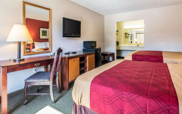 Econo Lodge Inn & Suites Conference Center