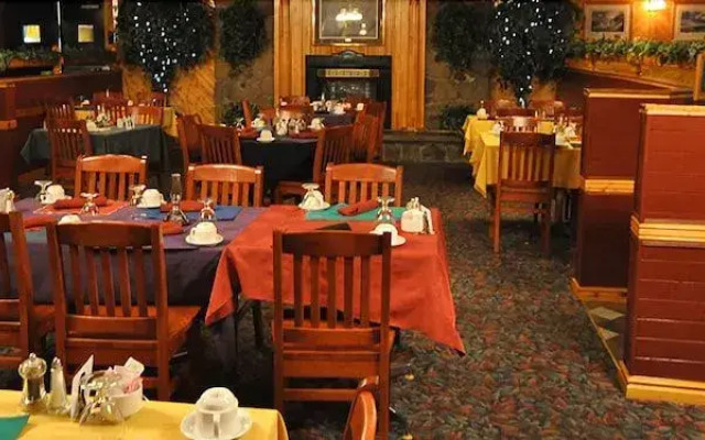 Pinewood Motor Inn