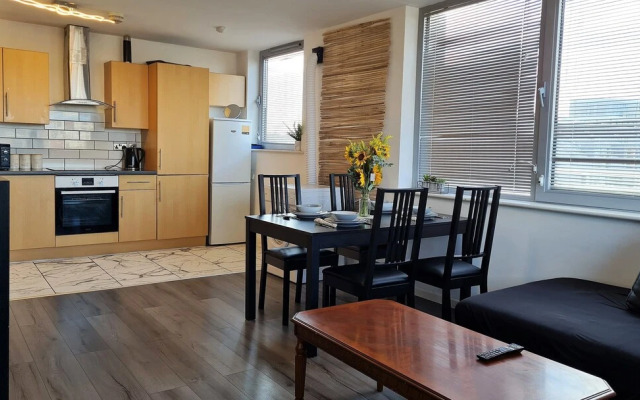 2 bedroom Central Flat with Parking