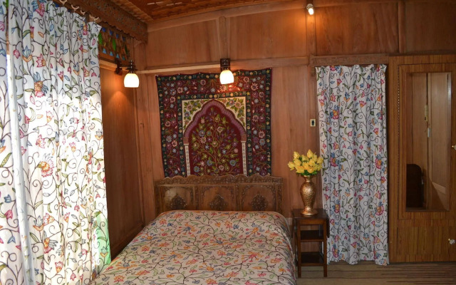 Peacock Houseboats