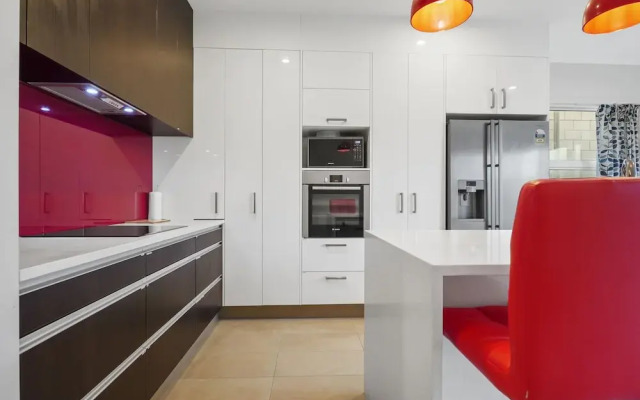 Modern 3BR Family House - Yard & Big TV