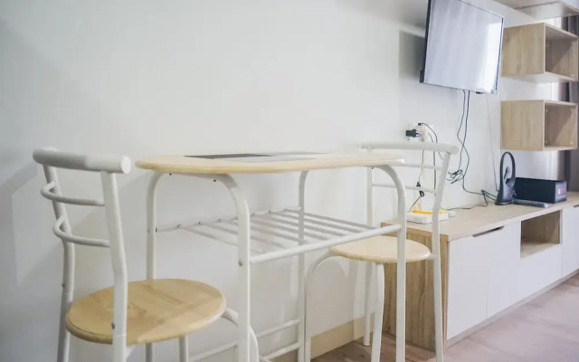 Minimalist and Comfy Studio Springwood Apartment