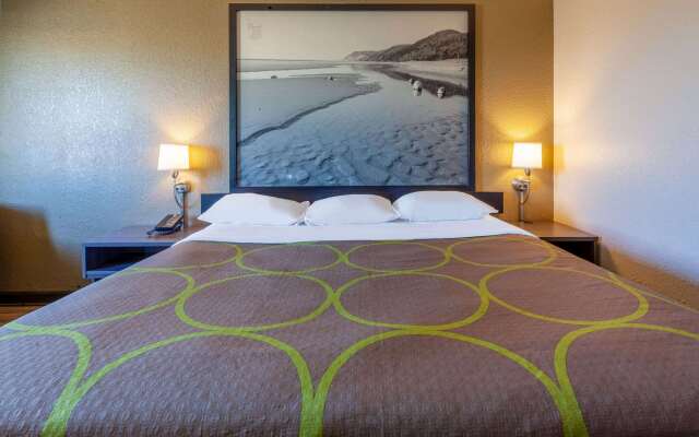 Super 8 by Wyndham Roseville/Detroit Area