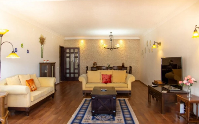 Vibrant Flat Near Trendy Attractions in Karsiyaka