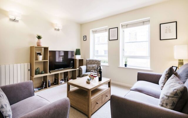 Bright Charing Cross Apartment