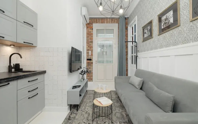 Air Conditioning & Balcony by Renters