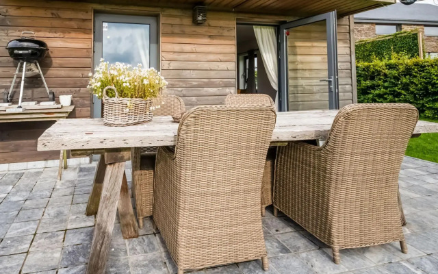 Tranquil Holiday Home in Mont with bubble bath, Terrace, Garden