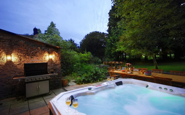 Beautiful 7 bedroom house hottub wifi