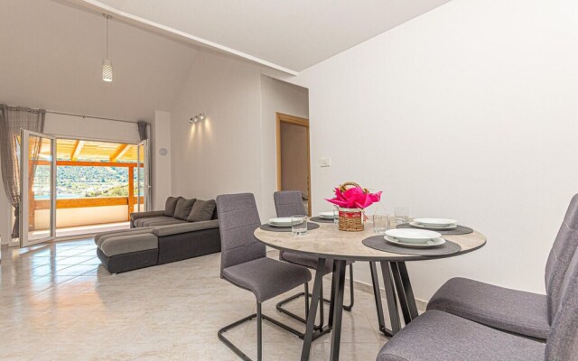 Beautiful Home in Grebastica With 4 Bedrooms and Wifi