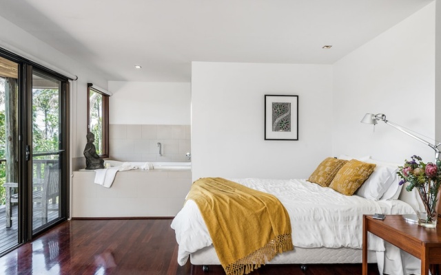 Your Luxury Escape - Cedar View – Guest Rooms – Byron Bay