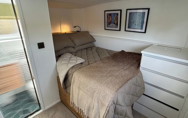 Unique 2 Bed Waterside Retreat, Pet Friendly
