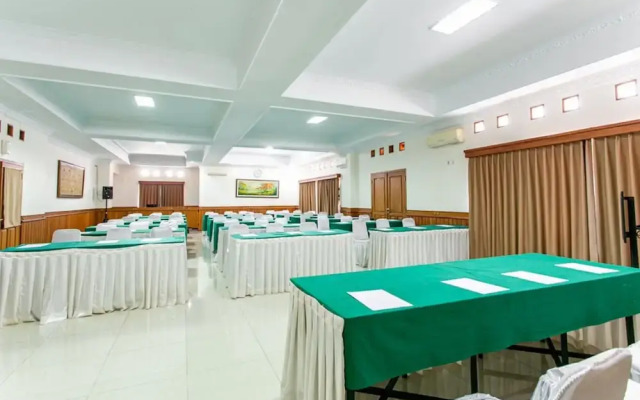 RedDoorz Plus near Alun Alun Karanganyar