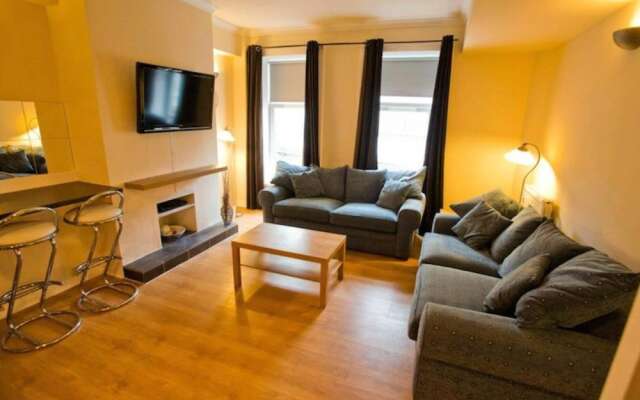 Central Open Plan Flat Sleeps 4