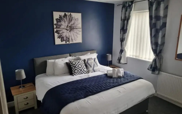 7-bed Beachside Retreat - Free Parking & Pets!