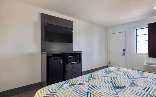 Econo Lodge Inn & Suites