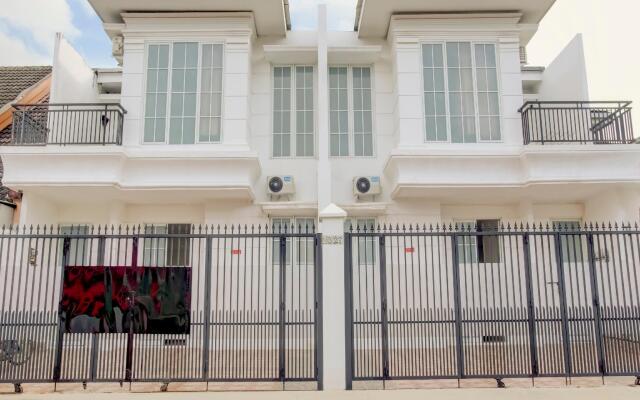 OYO 3512 Golden White House