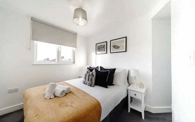 Whitchurch 2 Bedroom Flat near Hospital