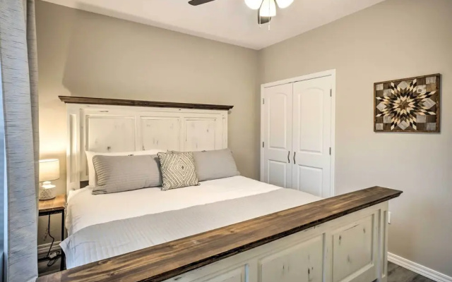 4 Mi to Silver Dollar City: Chic Branson Retreat!