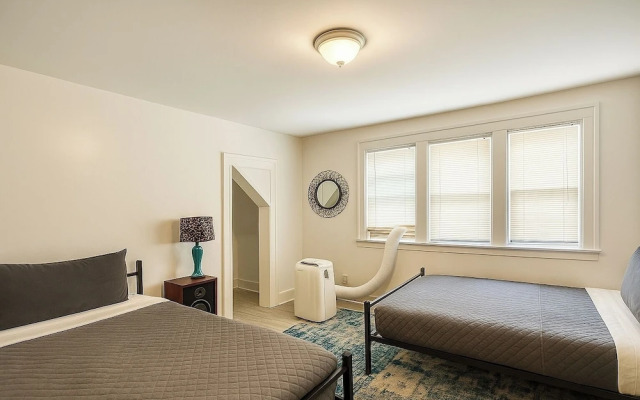 Detroit 4BR Home Bathtub & Pet Friendly Stay