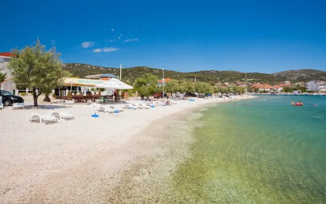 2 - Modern Apartment With Garden, 80m From Beach