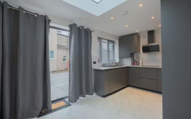 Luxury 3BR W Garden Parking Near Spurs Stadium
