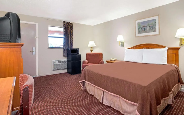 Holiday Inn Express & Suites Tampa Stadium – Airport Area by IHG