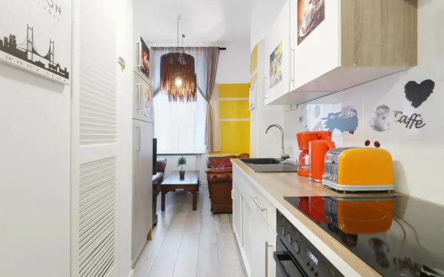 Sweet Central Tiny Apartment for 4 People