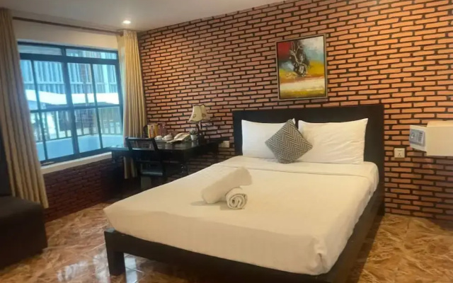 Home Town Hotel