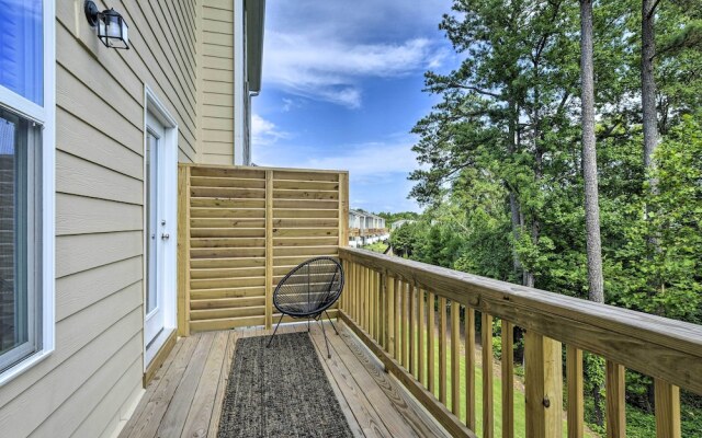 Tasteful Durham Townhome - 6 Mi to Downtown!