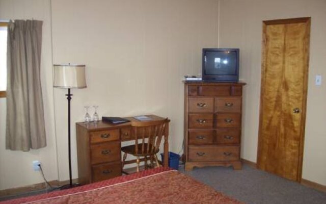 Loyalist Inn & Suites