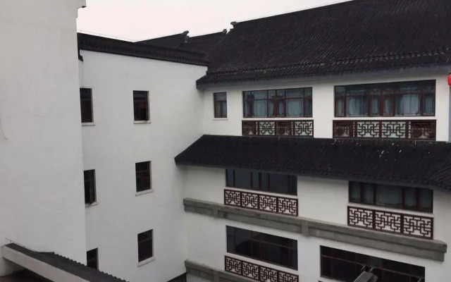 Suzhou Luzhi Riverside Inn Hostel