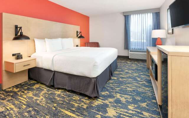 La Quinta Inn & Suites by Wyndham Dallas - Las Colinas