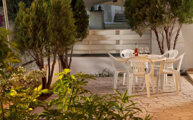 Annita Court Bock B, Apt3